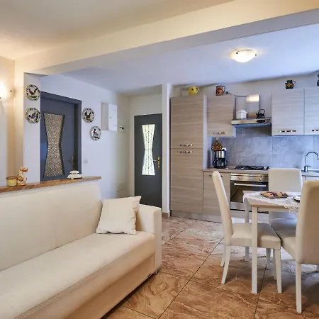 Apartment Casa Del Pergulin - Lmz325 By Interhome *